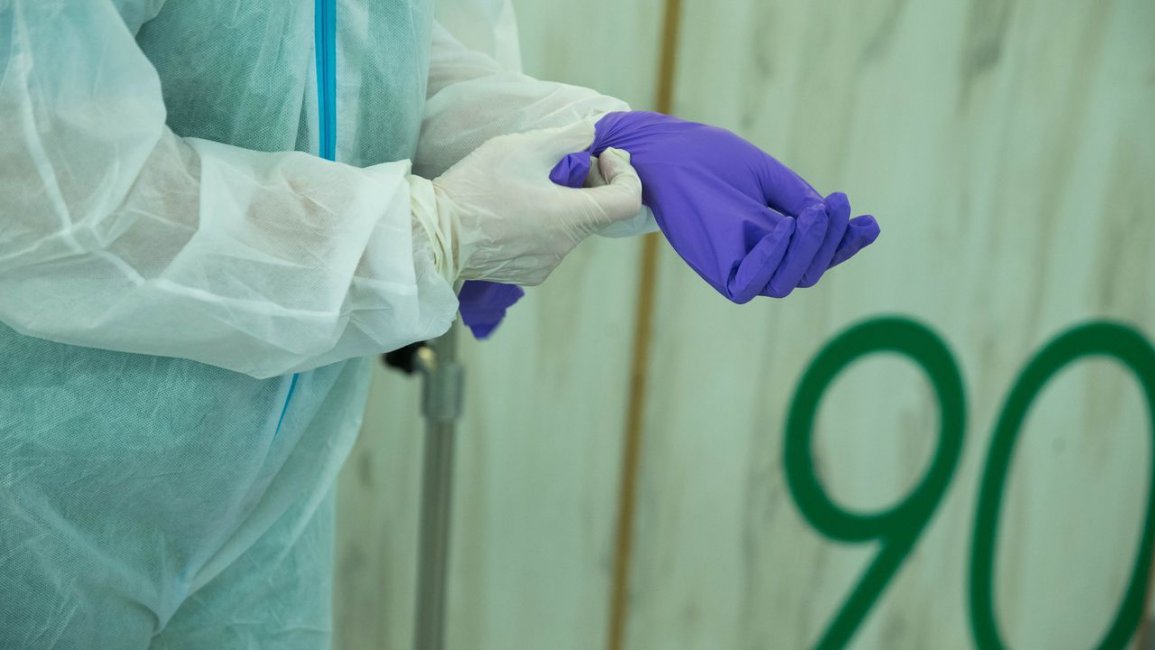 "Cijfers moeten omlaag v&oacute;&oacute;r de winkels open kunnen": Hoe zit dat in elkaar? En over welke cijfers gaat het precies?